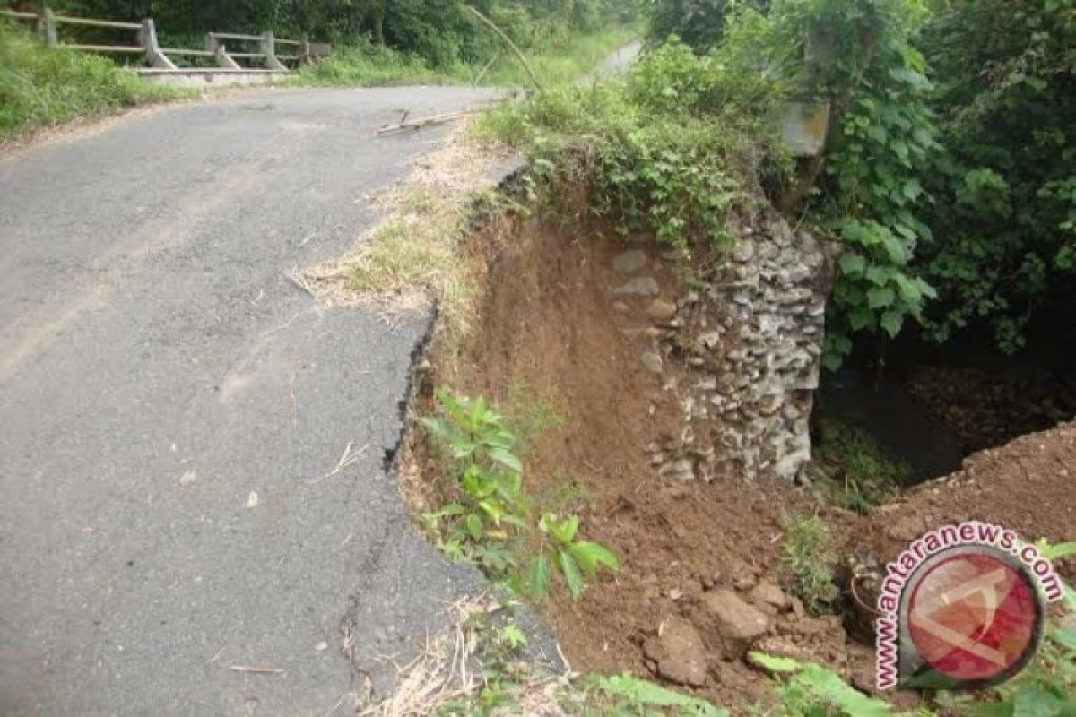 Jalan linas tengah Kabupaten OKU Sumsel nyaris putus akibat longsor