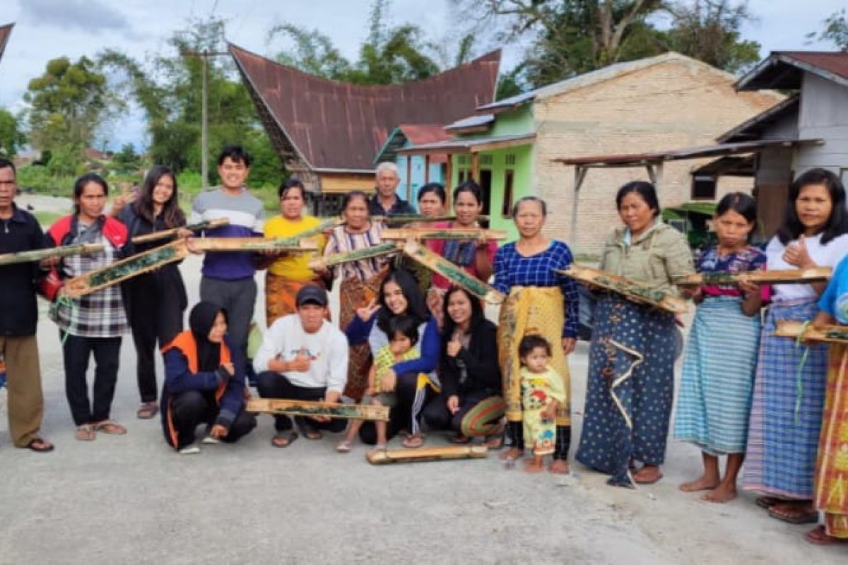 Mahasiswa Polbangtan edukasi  petani tangkal penyakit layu tanaman