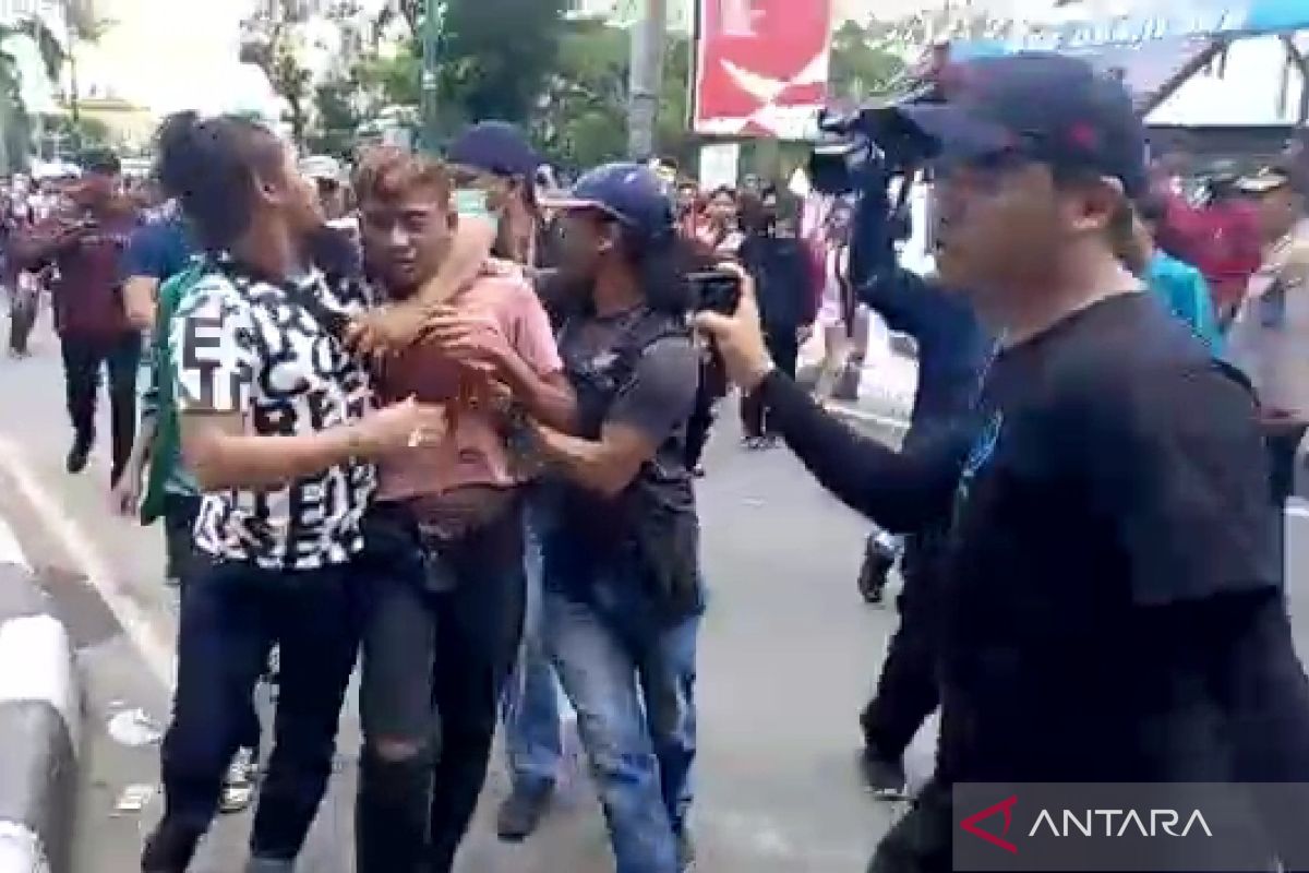 Polisi mengamankan seorang pengunjuk rasa di Mataram karena bawa sajam