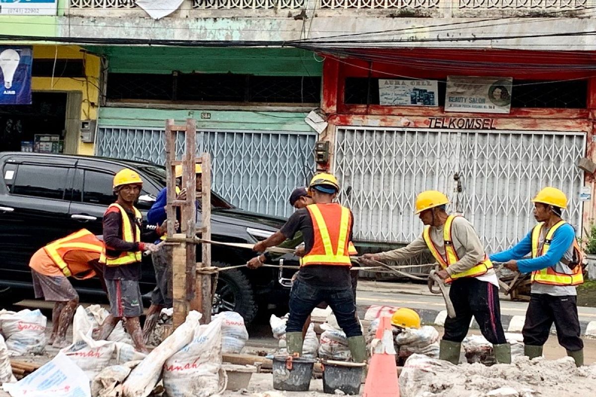 Pekerja proyek perbaikan jalan