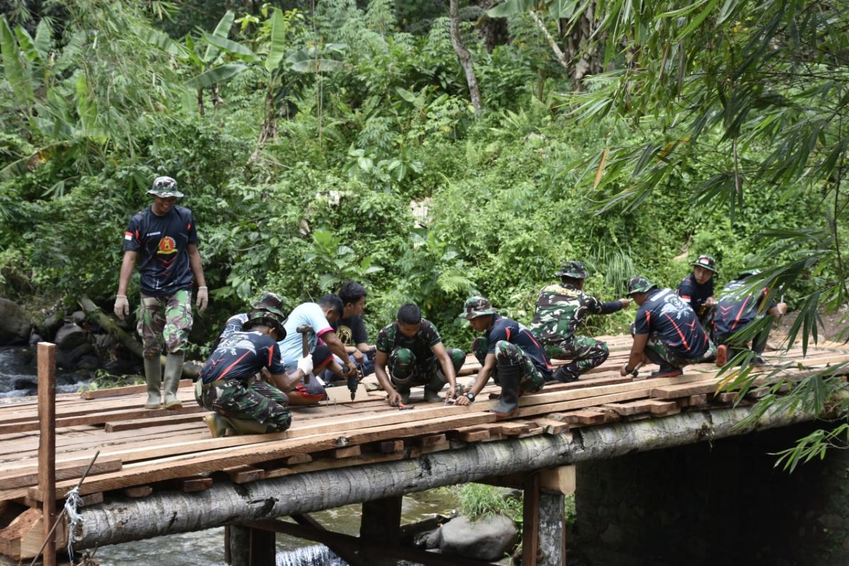 Prajurit TNI bantu bangun jembatan penghubung desa di Pineleng Minahasa