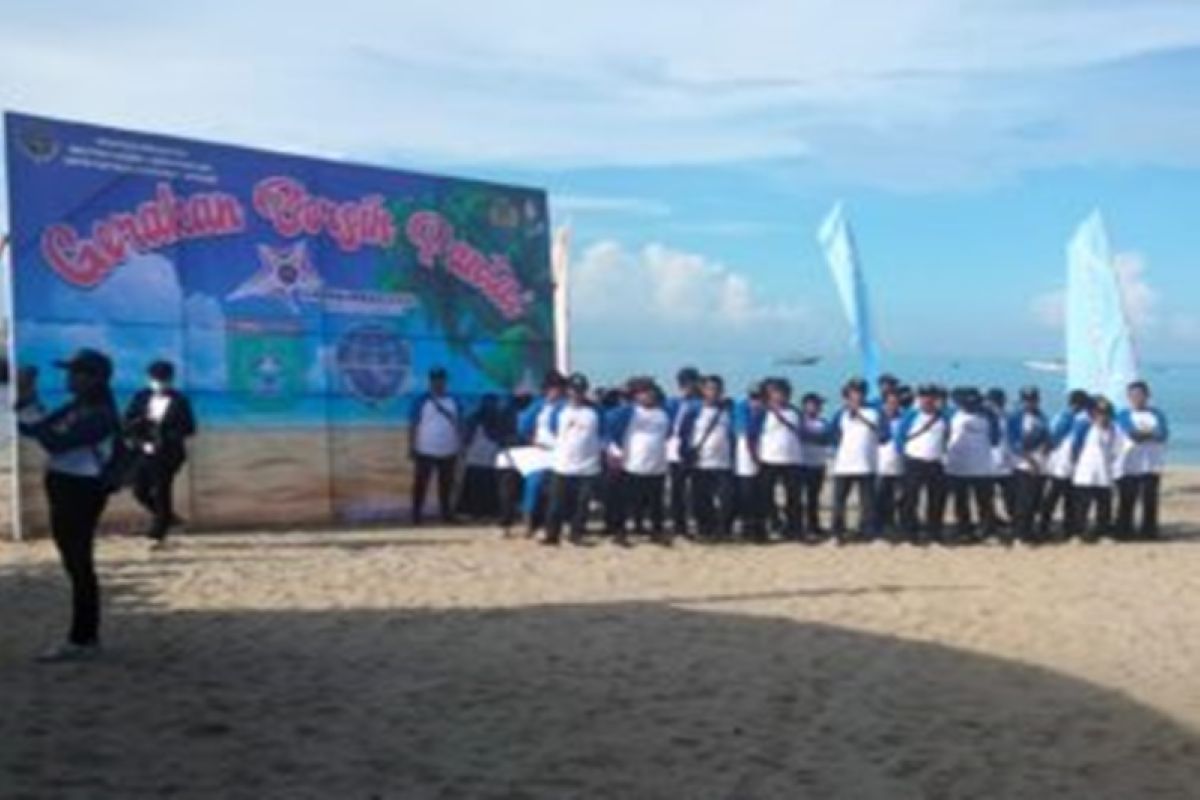 KSOP bersama DLH Tanah Bumbu gelar aksi bersih pantai