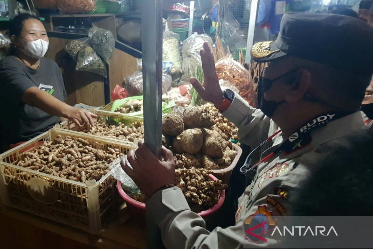 Wakapolda Jateng bagi-bagi bansos di Pasar Peterongan Semarang