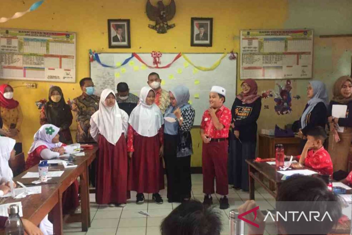 Ketua TP-PKK Kota Bekasi kunjungi SDN Kota Baru hibur murid