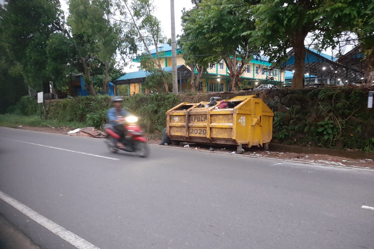 Pemkot Tanjungpinang perbaiki kontainer bak sampah rusak secara bertahap