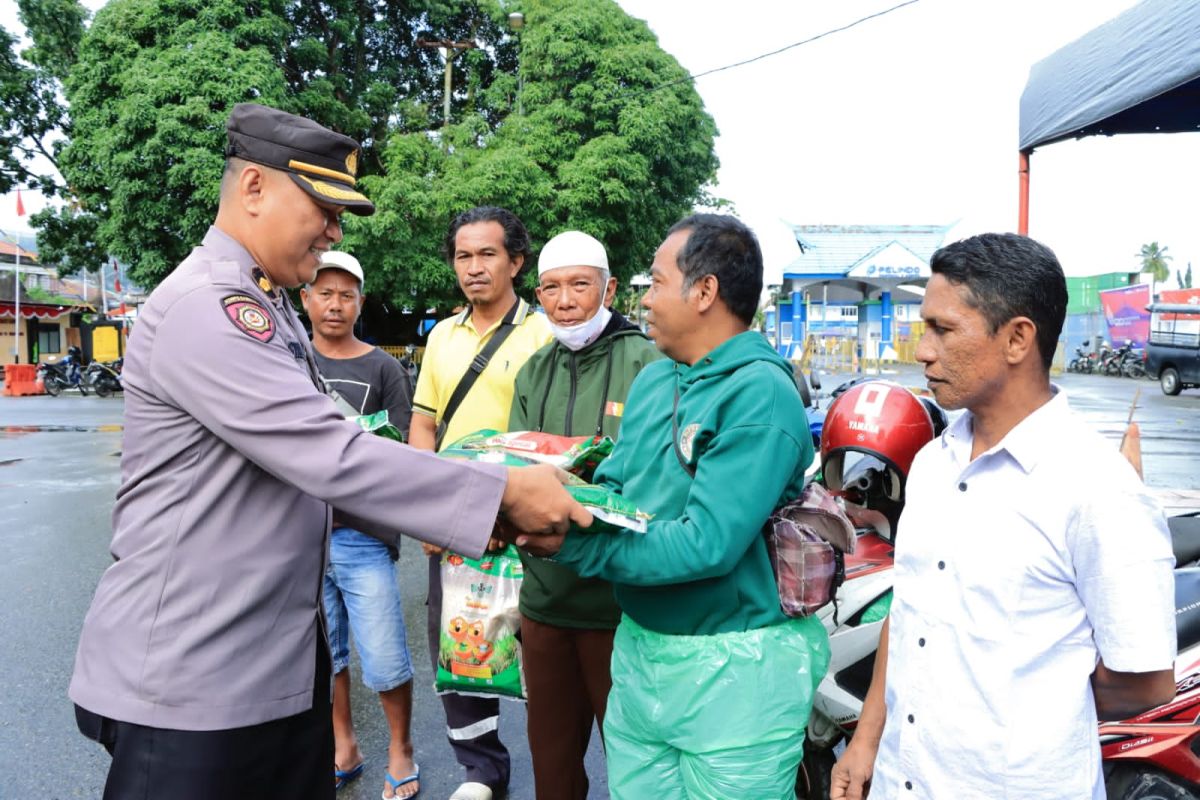 Polda salurkan paket sembako ke 11 Kabupaten/kota di Maluku