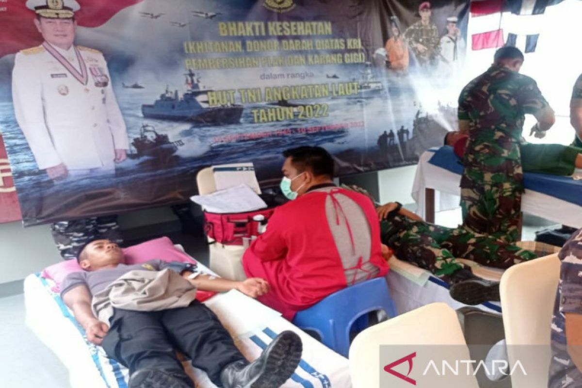 Lanal Kendari peringati HUT ke-77 TNI AL dengan menggelar donor darah