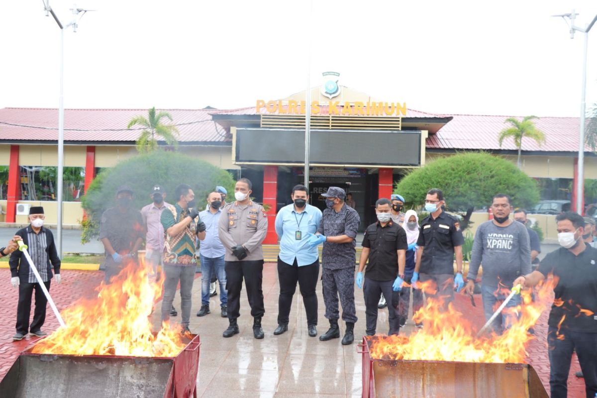 Polres Karimun musnahkan 30 kg ganja