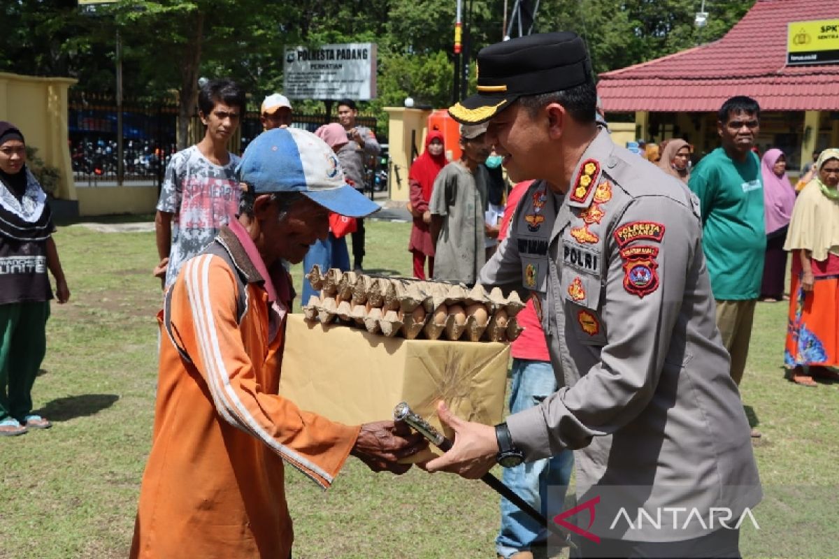 Polresta Padang bagikan seratus paket bantuan usai harga BBM naik