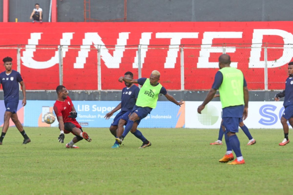 Yan Mandenas ingin Persipura Jayapura raih tiga poin lawan Sulut United