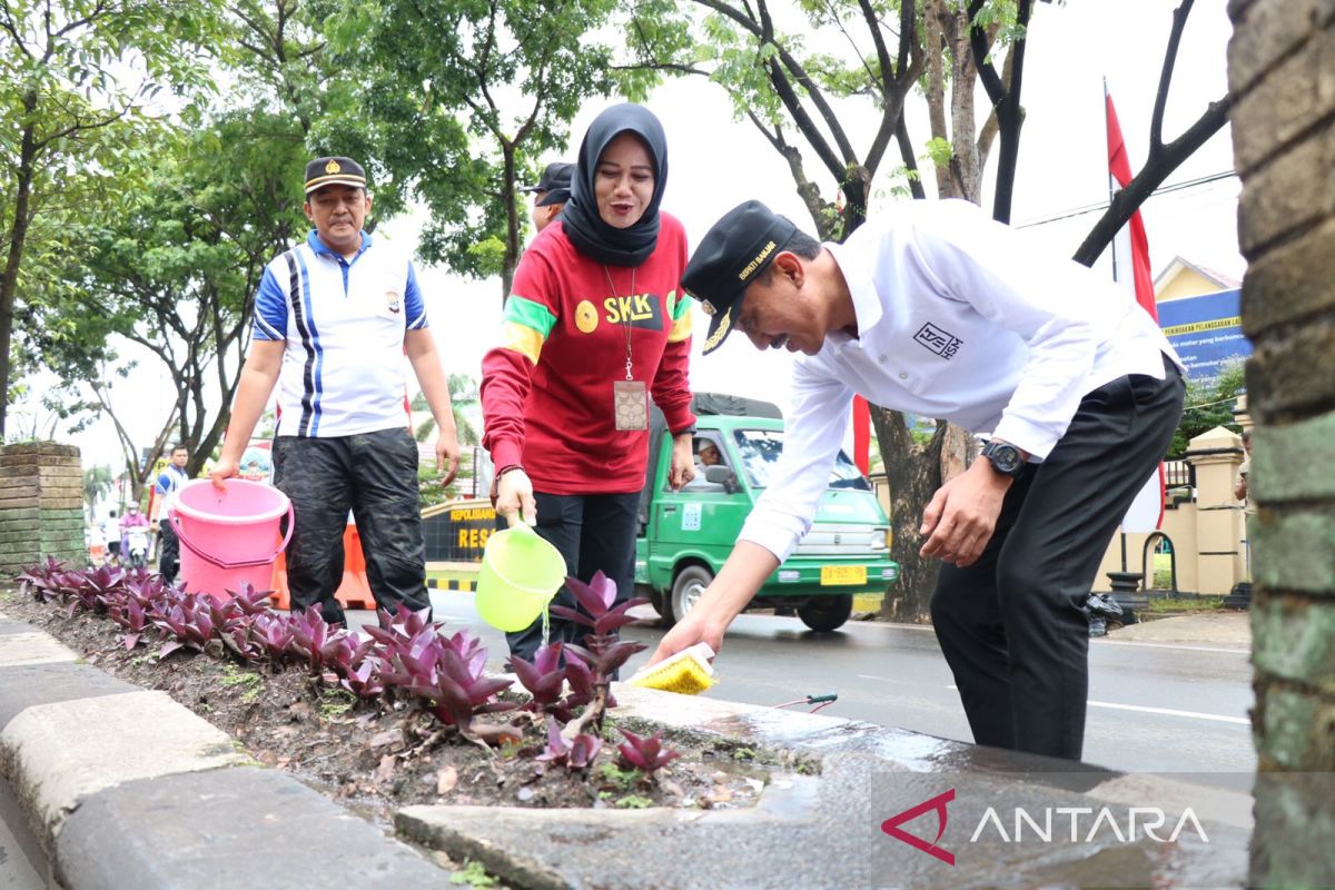 Bupati Saidi ikut terjun lapangan di Jumat bersih