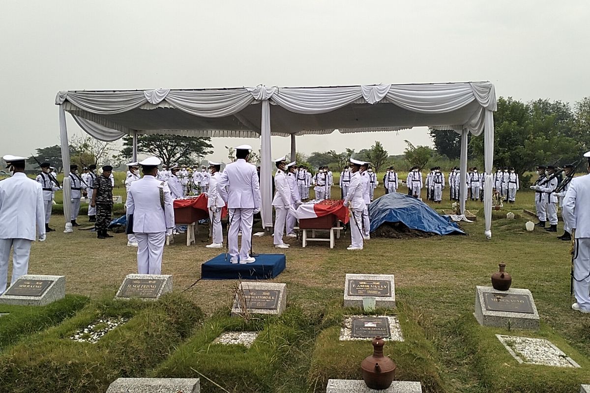 Pilots of crashed Navy training aircraft buried in Sidoarjo