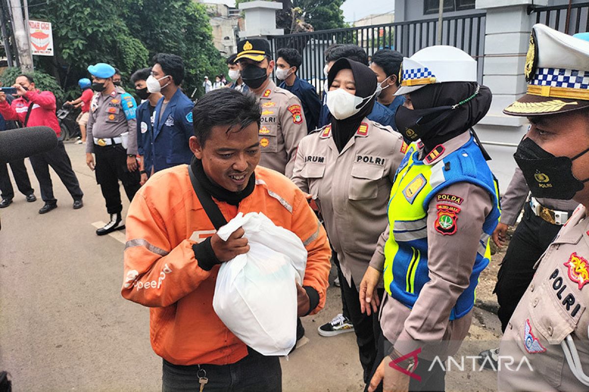 Seluruh polsek di Jakbar bagikan paket bantuan pangan kepada warga