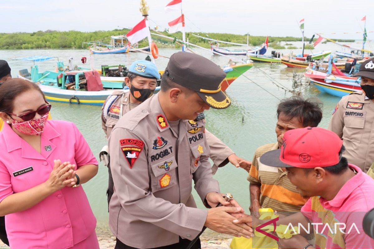 Polisi Pamekasan salurkan bantuan kepada nelayan terdampak BBM