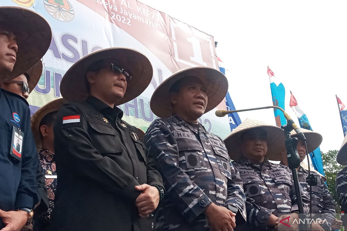 TNI AL kibarkan bendera setengah tiang atas jatuhnya pesawat Bonanza