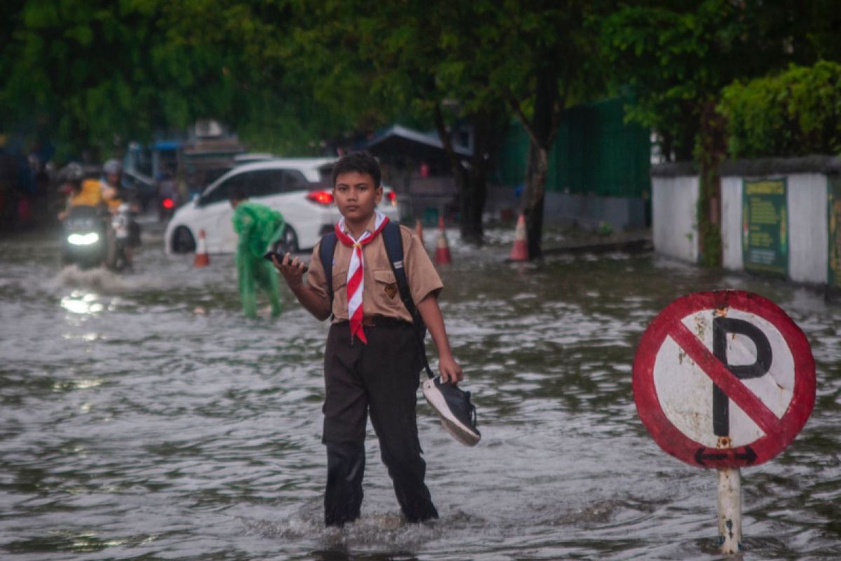 Sejumlah jalan di Rangkasbitung tergenang banjir setelah hujan lebat