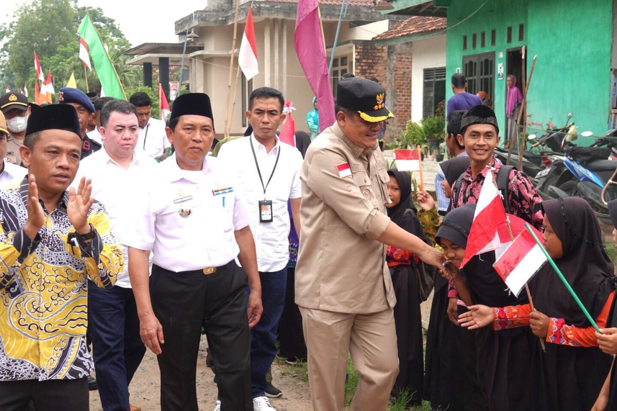 Bupati Lampung Tengah serahkan bantuan korban bencana putting beliung dan kebakaran