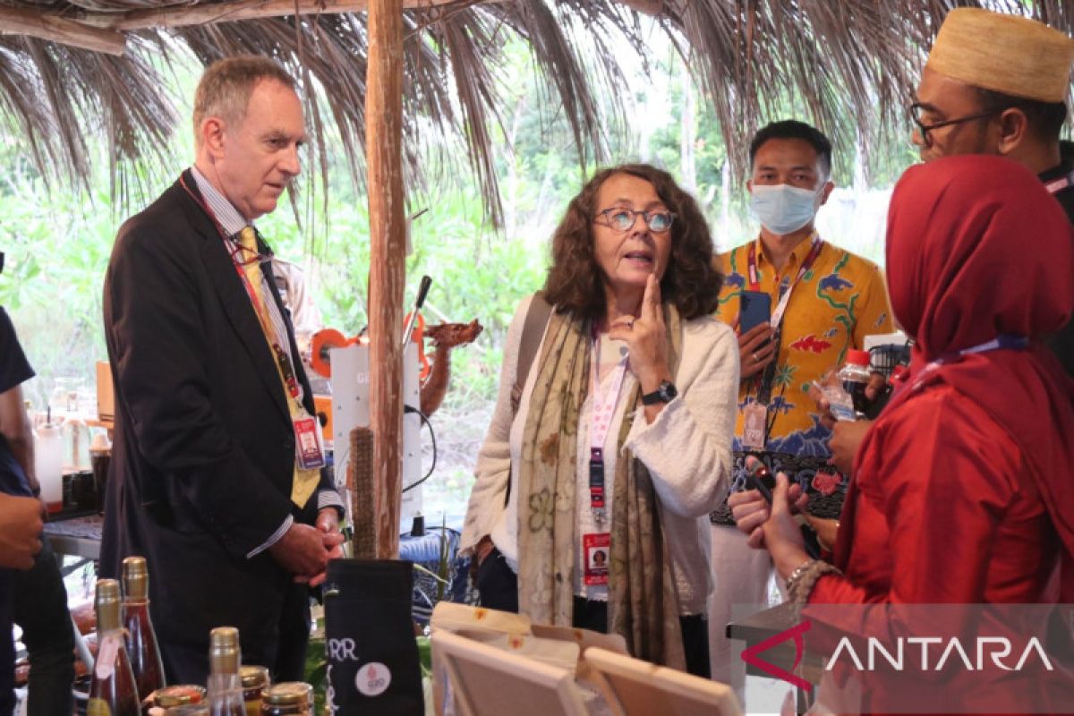 Dubes Italia puji keindahan pantai di Belitung