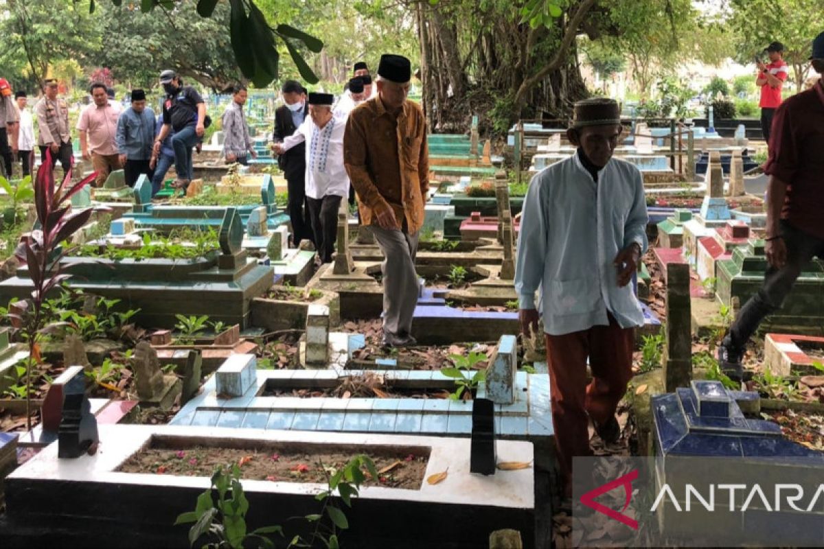 Pimpinan Gontor Pusat bertakziah ke makam almarhum santri di Palembang