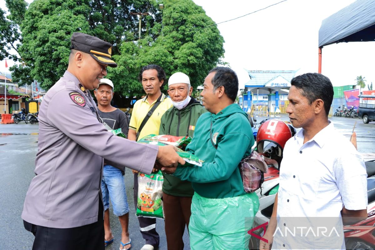 Polresta Ambon berikan bantuan beras kepada pengemudi ojek dan speedboat