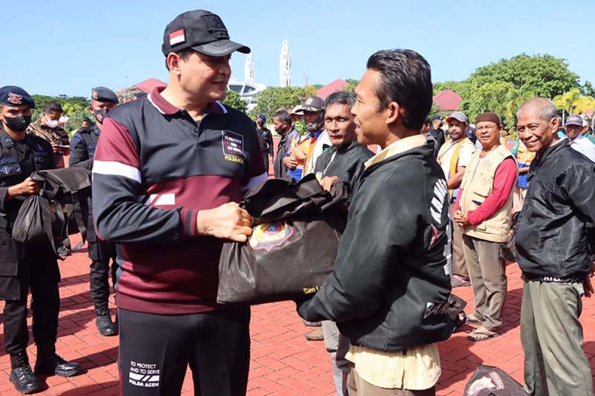 Polda Aceh salurkan 10 ribu paket bantuan sosial