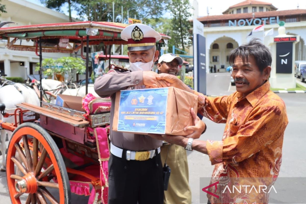 Imbas BBM naik, Polres Bukittinggi bagikan bantuan sosial ke masyarakat