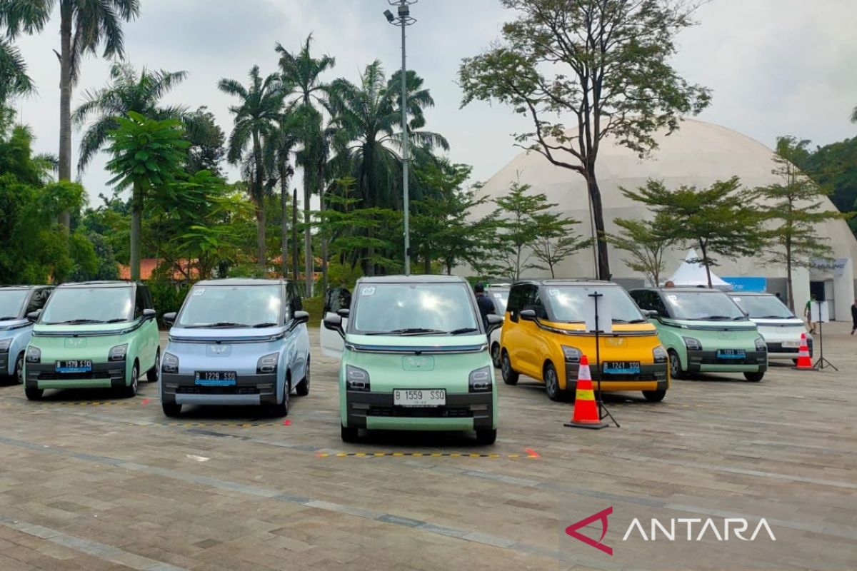 Wuling serahkan mobil listrik Air ev kepada 100 konsumen pertama