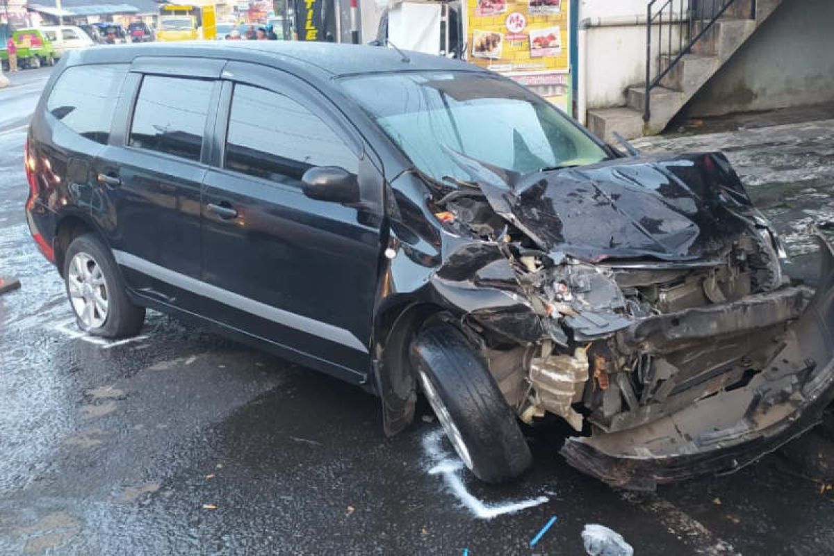 Bus tabrak sejumlah mobil, 6 orang tewas