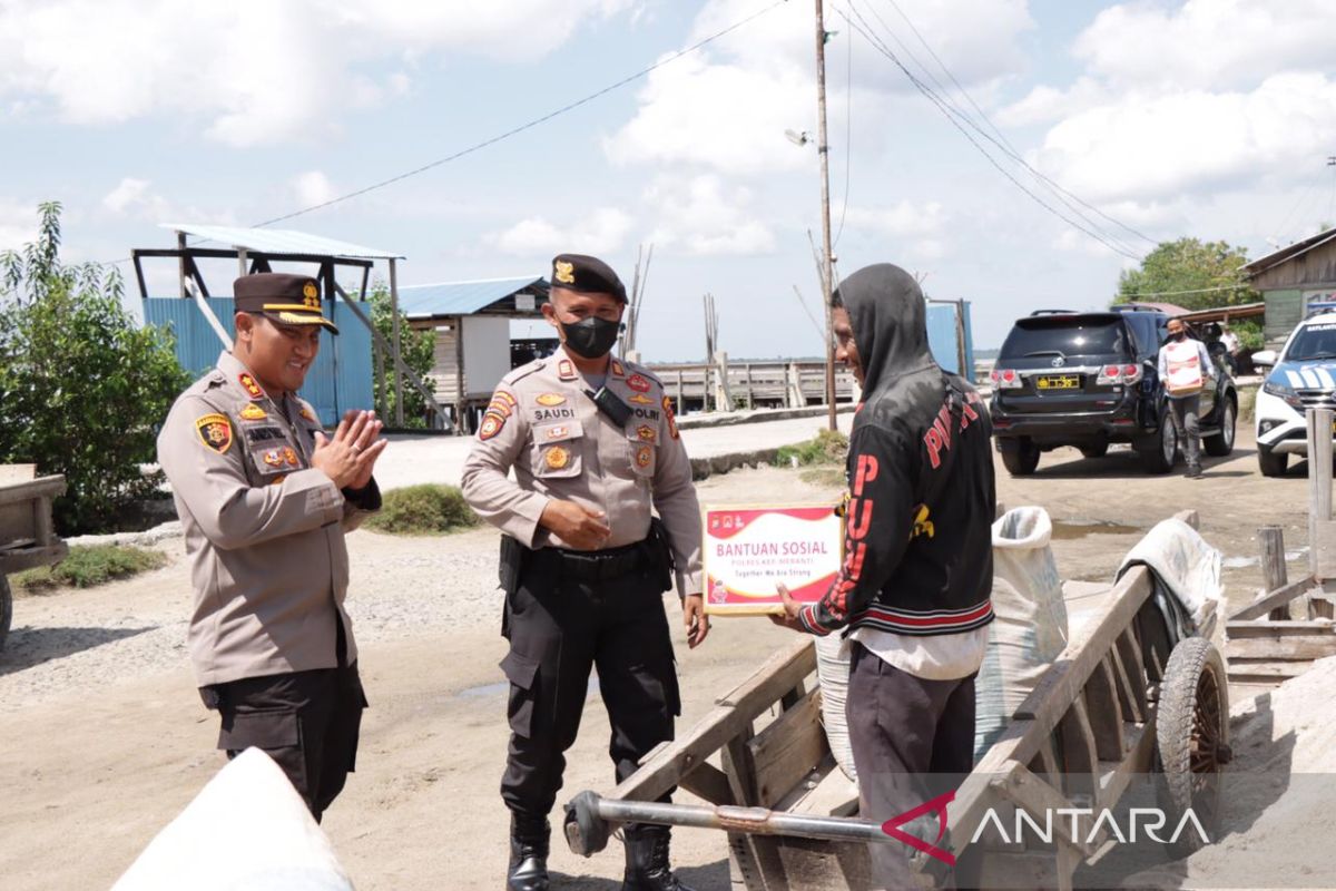 Salurkan sembako ke buruh pelabuhan, Kapolres Andi : ini bentuk perhatian terhadap masyarakat