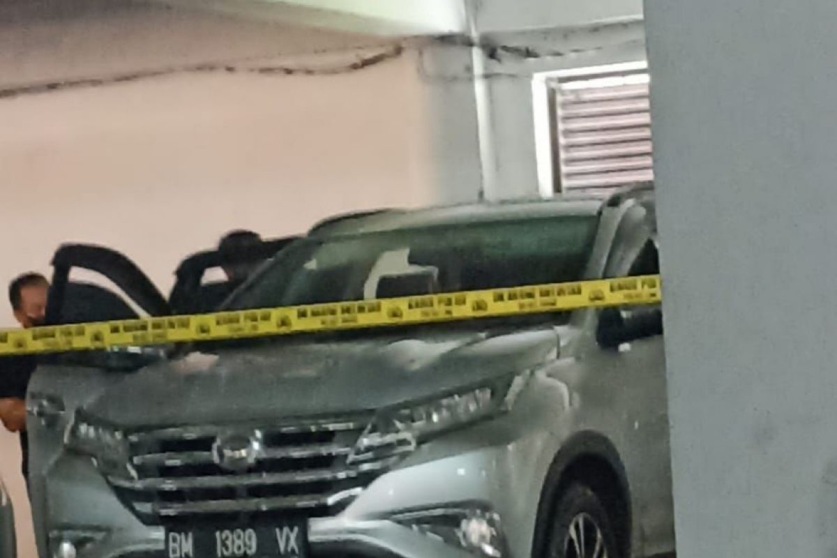 Perempuan ini ditemukan tewas di dalam mobil terpakir di parkiran DPRD Riau