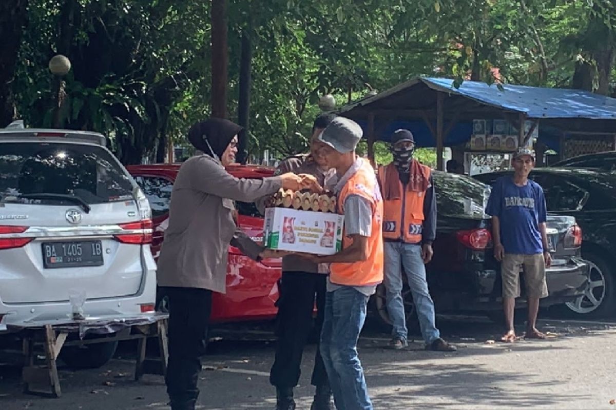 Polresta Padang tebar puluhan paket bantuan di Pasar Raya