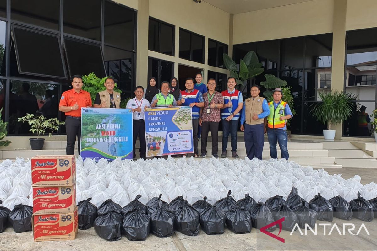 Pengelola dan penyedia layanan di bandara Bengkulu bantu korban banjir