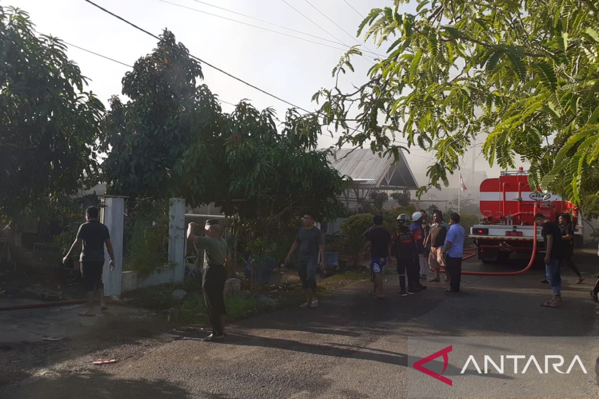 Asrama PHB Banda Aceh terbakar, korban sementara mengungsi di masjid