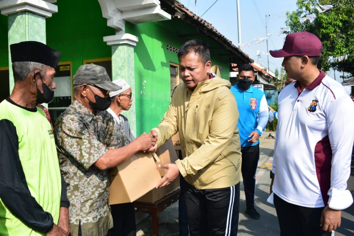 Polres Sidoarjo bantu warga terdampak BBM dari pintu ke pintu