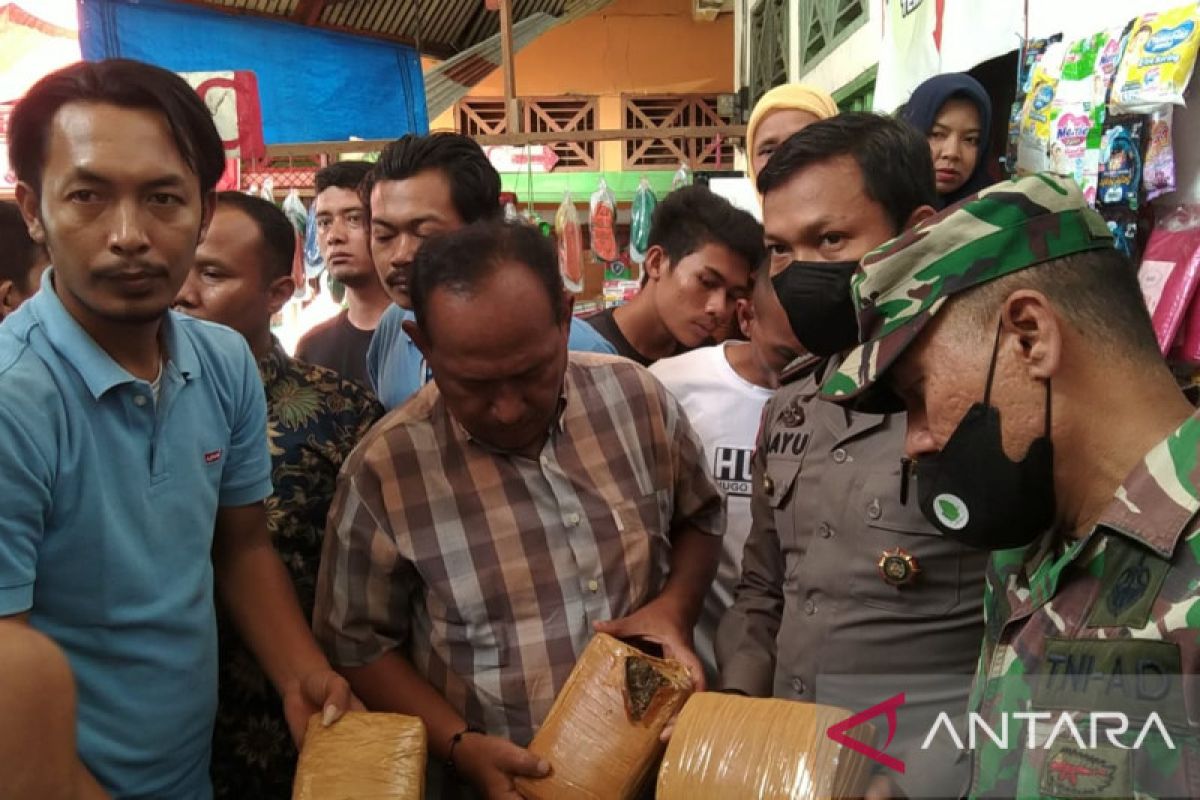 Anggota Kodim 0309/Solok gagalkan pengiriman paket ganja kering