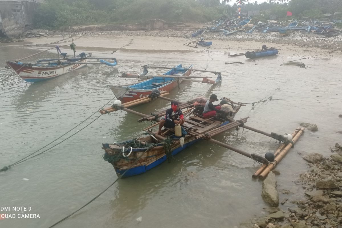 Nelayan tradisional di Lebak tidak melaut karena gelombang tinggi