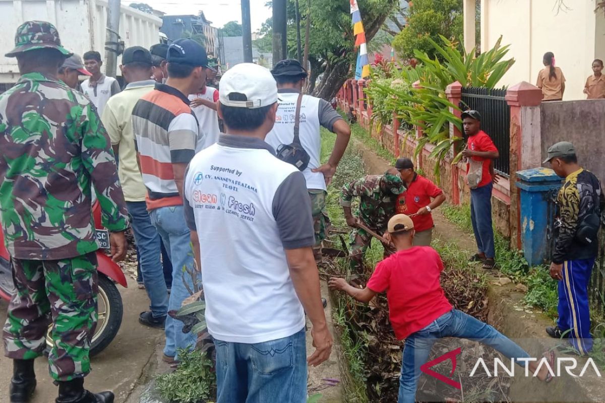 Alumni Jatim di Papua Barat dan warga Sorong bersihkan drainase