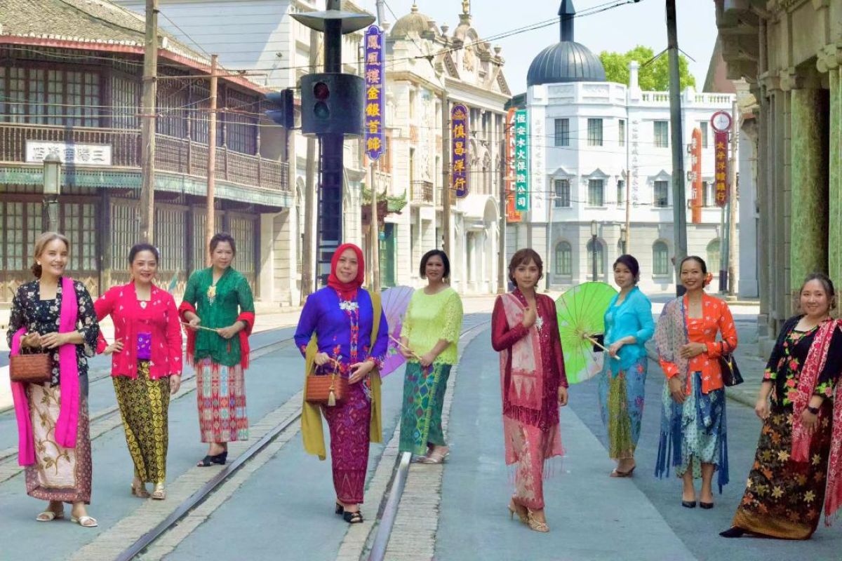 Sejumlah perempuan Indonesia di Shanghai turun ke jalan pakai kebaya