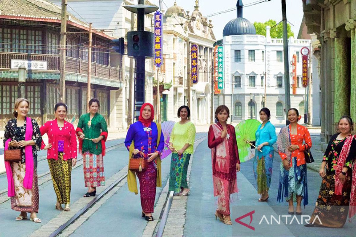 Perempuan Indonesia di Shanghai turun ke jalan pakai kebaya