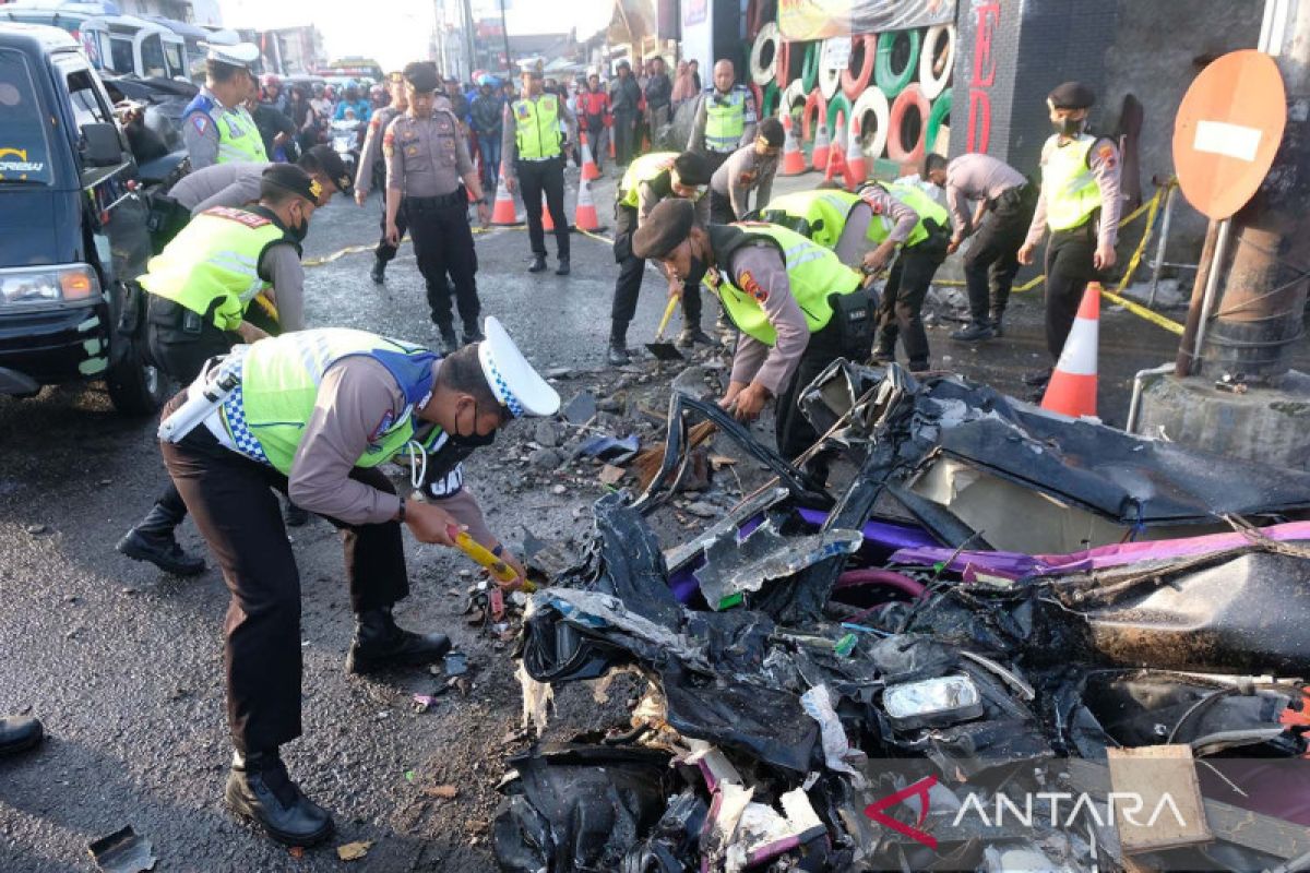 Bus tabrak sejumlah mobil di Wonosobo akibatkan enam orang tewas