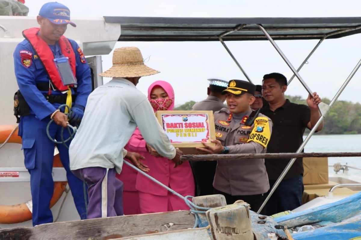 Polres Sumenep bagi paket sembako pada nelayan di tengah laut