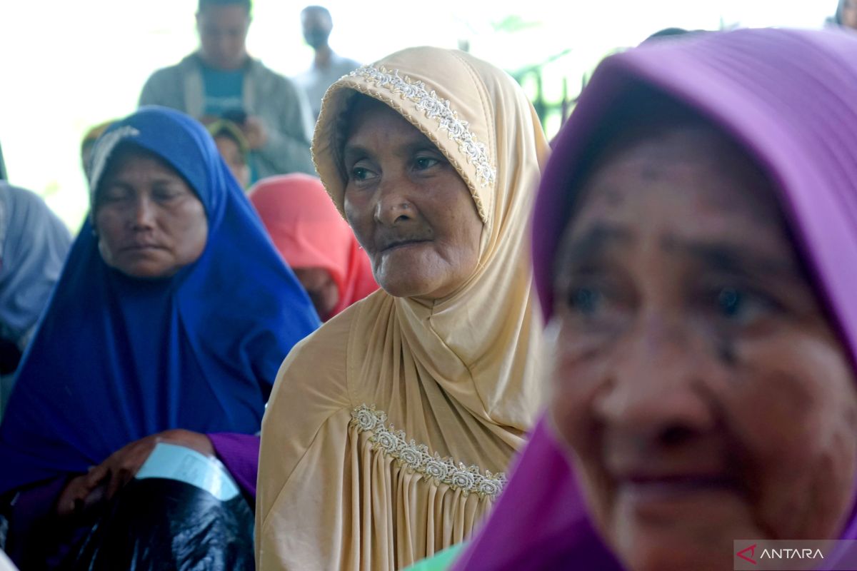 Pemkab Gorontalo serahkan bantuan Program Sembako untuk 523 KPM