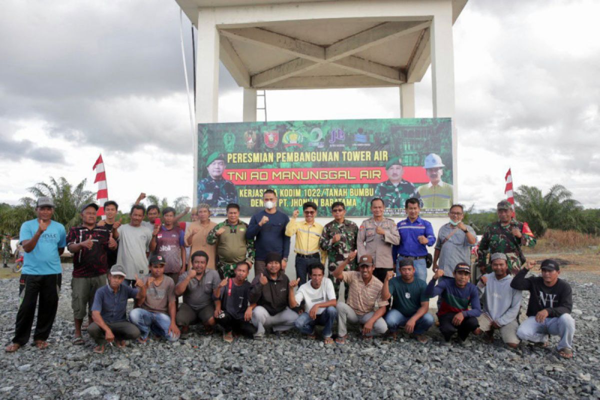 PT. Jhonlin Baratama dan Kodim 1022 Tanah Bumbu Serahkan Tandon Air Bersih 10 Ribu Liter