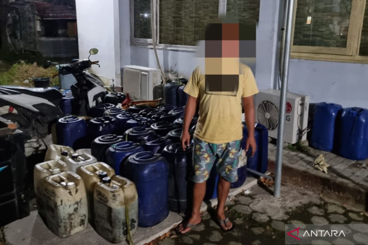 Polisi mengungkap kasus penimbunan BBM di Lombok Tengah