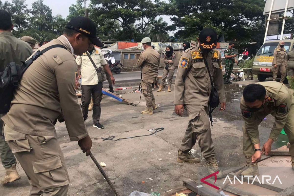 Satpol PP Bekasi bongkar bangunan liar area taman ramah lingkungan