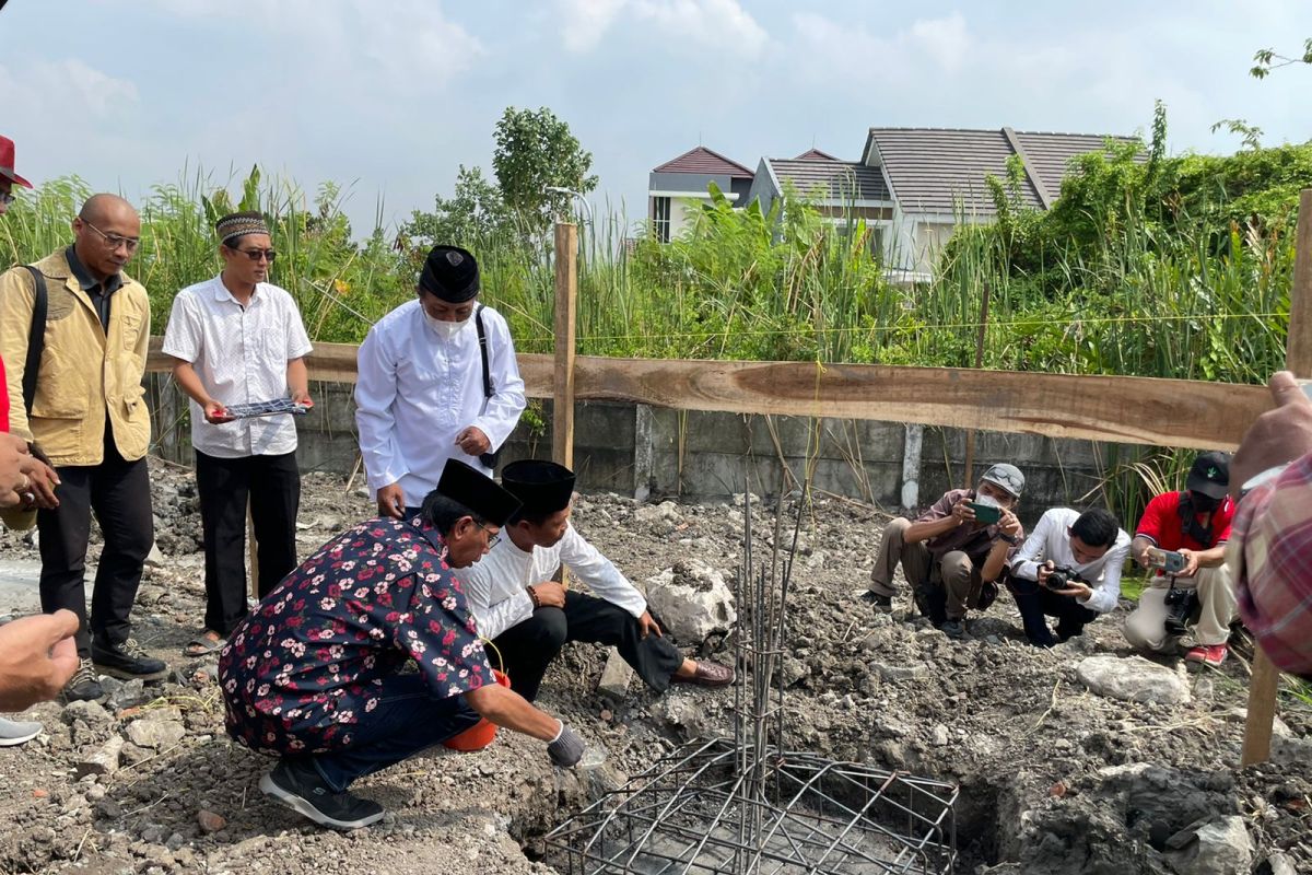 Legislator Surabaya fasilitasi pembangunan akses jalan menuju masjid perkampungan