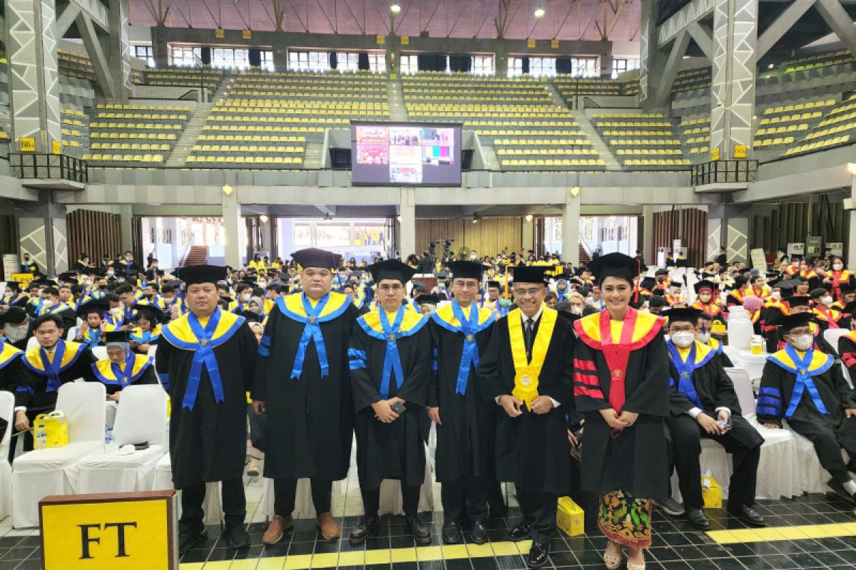 Ketua MWA UI Saleh Husin berbaur bersama ribuan wisudawan