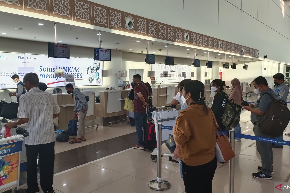 Penumpang pesawat di Bandara Syamsudin Noor menurun