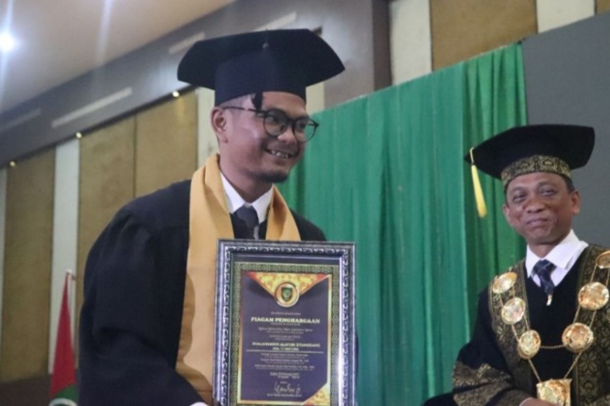 Shalahuddin Alayubi mahasiswa prestasi Fakultas Teknik UISU