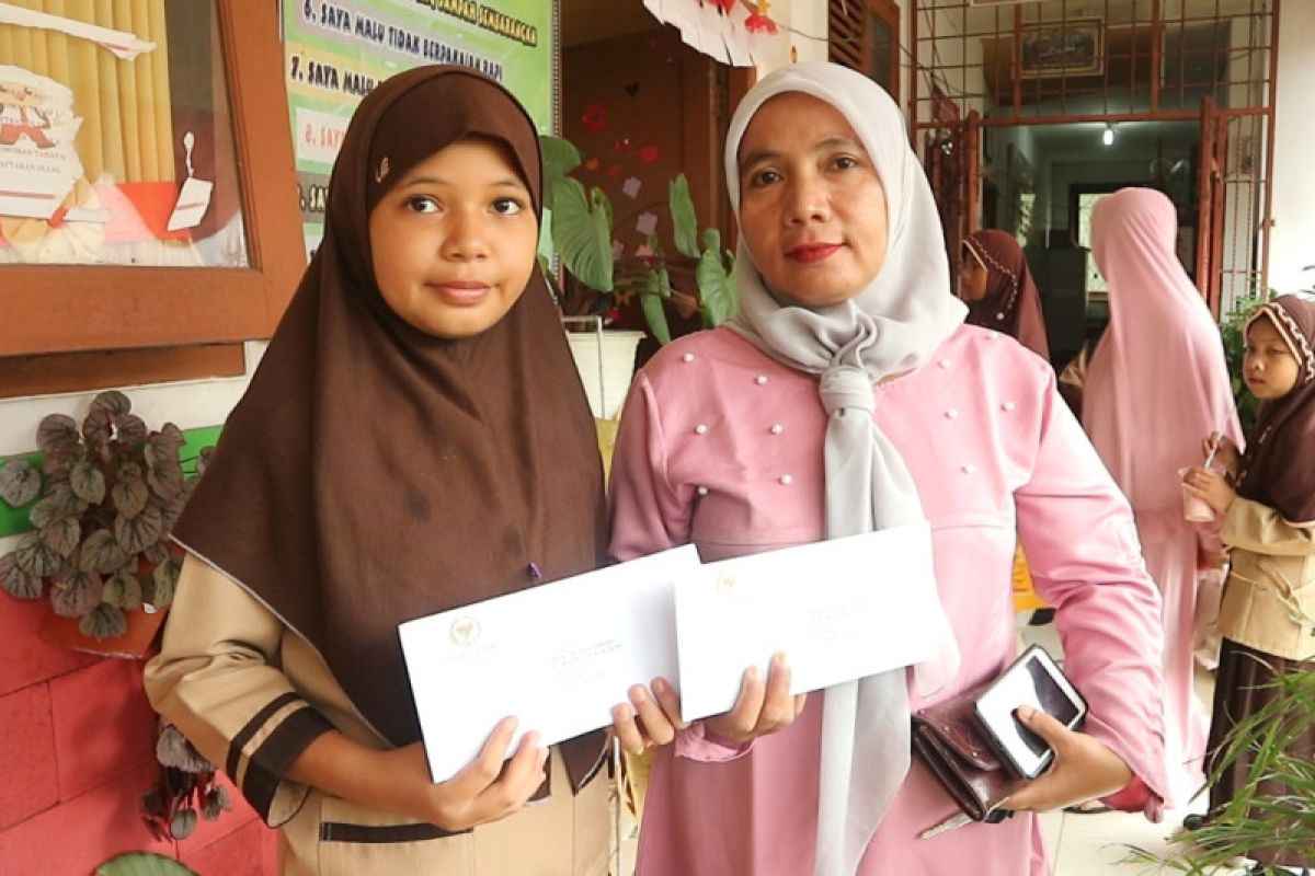 Ribuan pelajar Sumatera Barat terima beasiswa PIP dari Puan Maharani